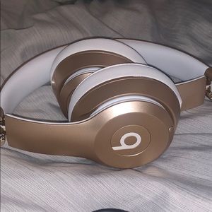 Solo Apple beats headphones